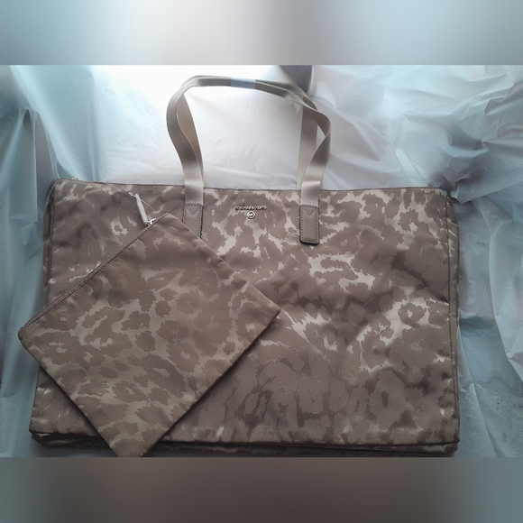 New Michael Kors Jet Set Extra Large Packable Tote & Matching Travel Pouch NWT - Picture 3 of 12
